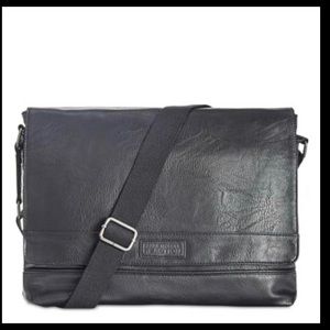 Men’s pebbled messengers bag.